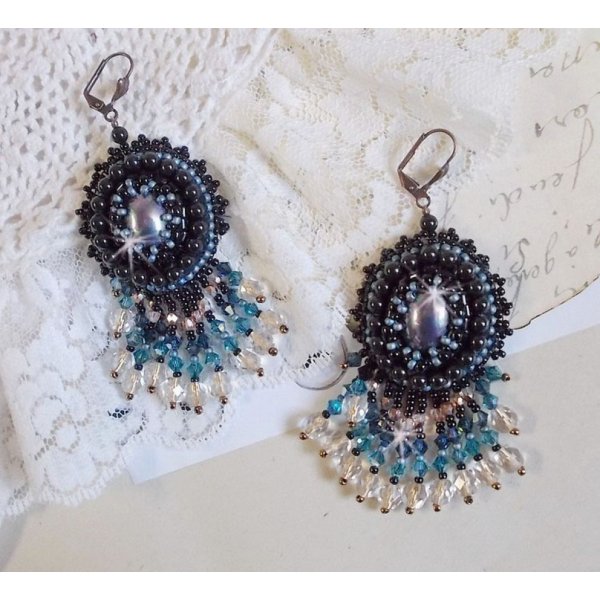 BO Angelot bordado com cabochons de resina, contas de cristal Swarovski e contas de semente de Toho