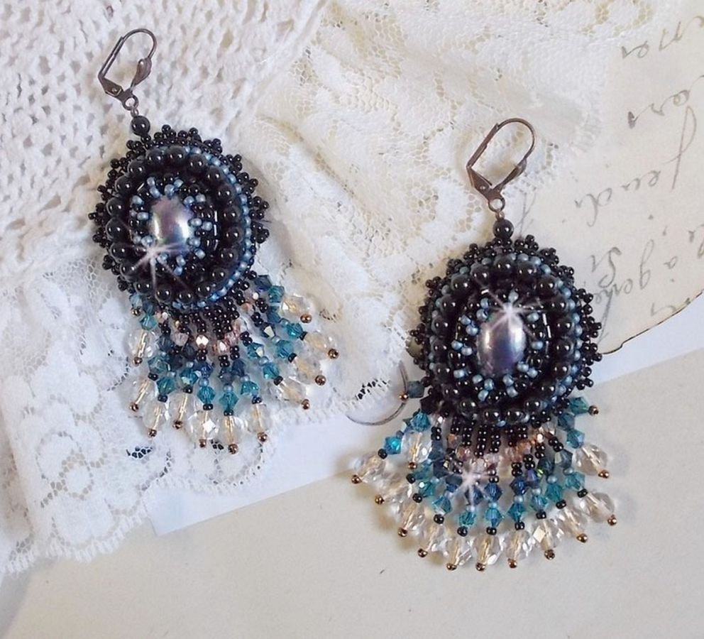 BO Angelot bordado com cabochons de resina, contas de cristal Swarovski e contas de semente de Toho