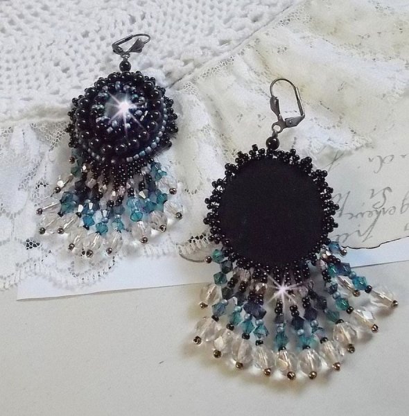 BO Angelot bordado com cabochons de resina, contas de cristal Swarovski e contas de semente de Toho