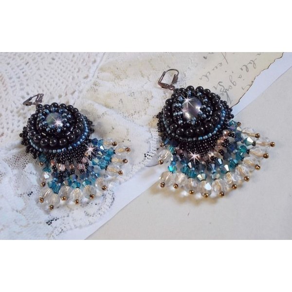BO Angelot bordado com cabochons de resina, contas de cristal Swarovski e contas de semente de Toho