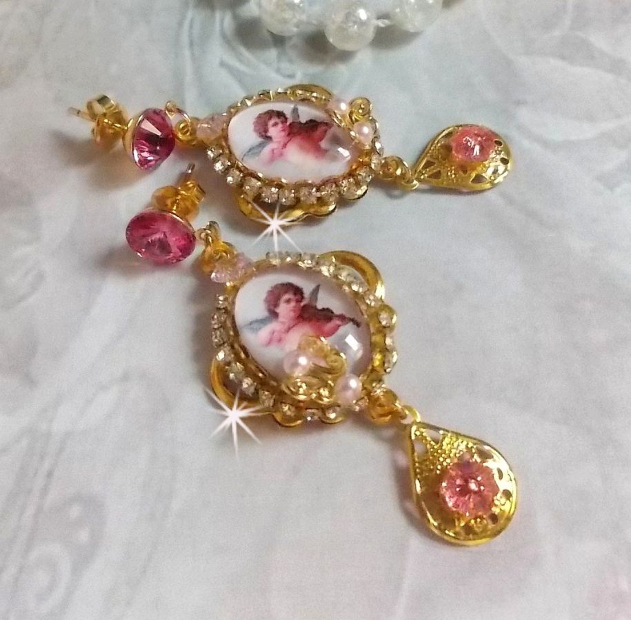 BO Anjos Musicais criados com cabochons PureCrystal, cabochons de lupa, selos e Zircónio Rosa, 