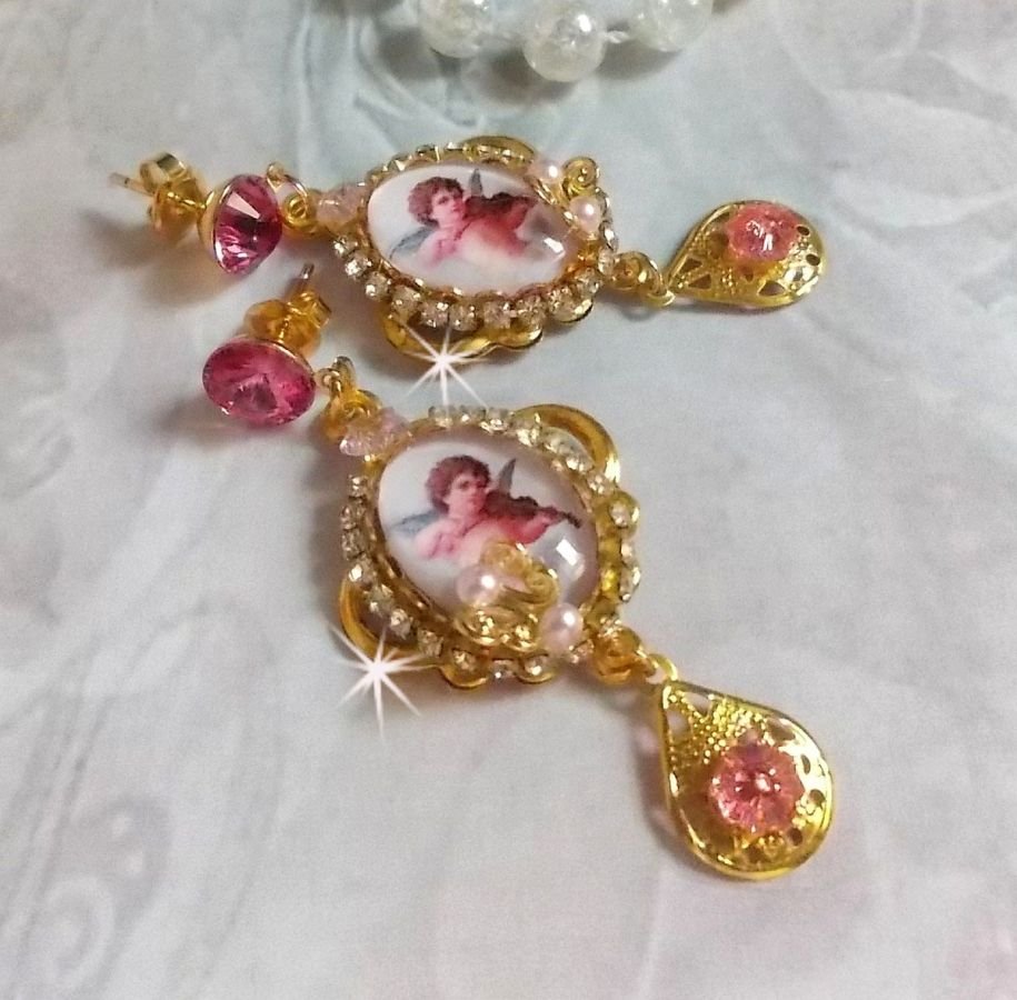 BO Anjos Musicais criados com cabochons PureCrystal, cabochons de lupa, selos e Zircónio Rosa, 