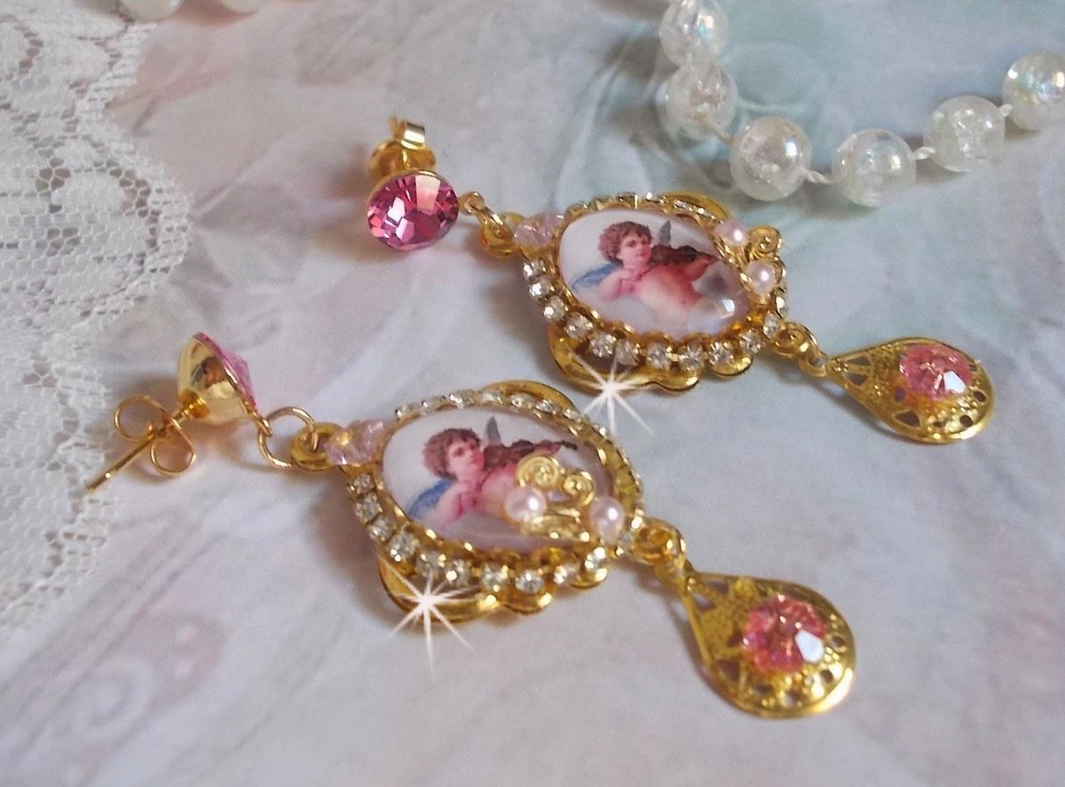 BO Anjos Musicais criados com cabochons PureCrystal, cabochons de lupa, selos e Zircónio Rosa, 