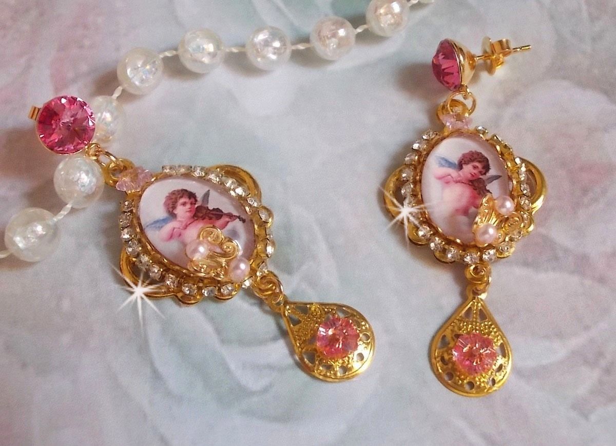 BO Anjos Musicais criados com cabochons PureCrystal, cabochons de lupa, selos e Zircónio Rosa, 