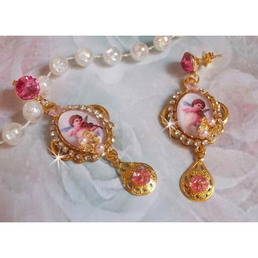 BO Anjos Musicais criados com cabochons PureCrystal, cabochons de lupa, selos e Zircónio Rosa, 