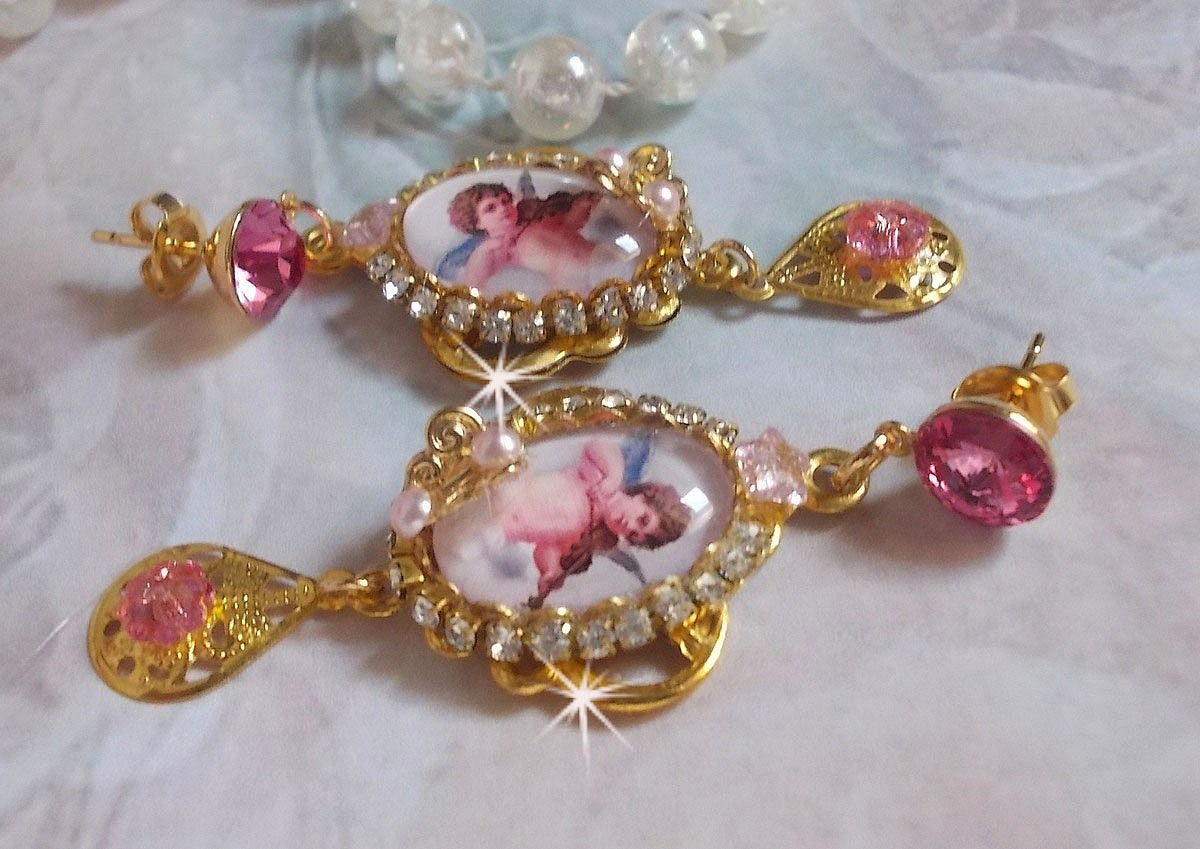 BO Anjos Musicais criados com cabochons PureCrystal, cabochons de lupa, selos e Zircónio Rosa, 