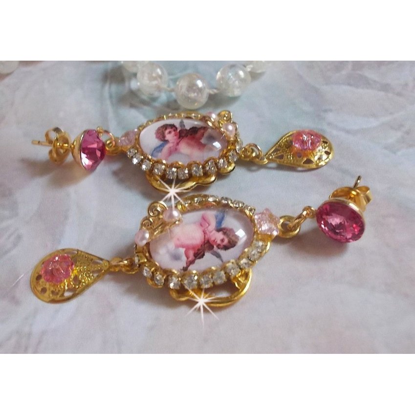 BO Anjos Musicais criados com cabochons PureCrystal, cabochons de lupa, selos e Zircónio Rosa, 