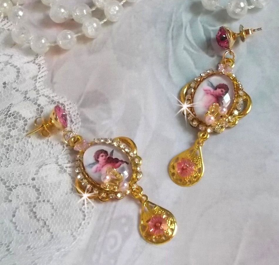 BO Anjos Musicais criados com cabochons PureCrystal, cabochons de lupa, selos e Zircónio Rosa, 