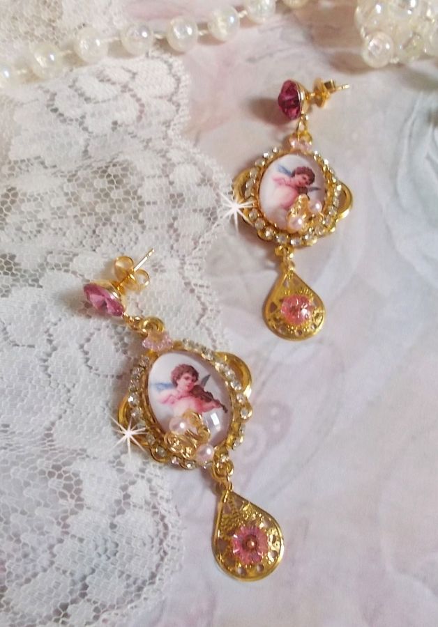 BO Anjos Musicais criados com cabochons PureCrystal, cabochons de lupa, selos e Zircónio Rosa, 