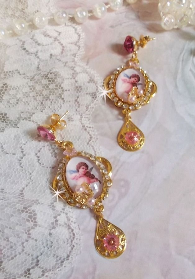 BO Anjos Musicais criados com cabochons PureCrystal, cabochons de lupa, selos e Zircónio Rosa, 