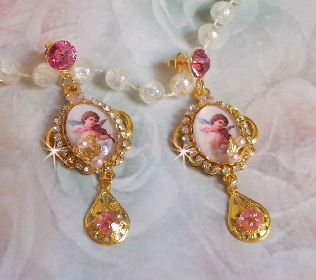 BO Anjos Musicais criados com cabochons PureCrystal, cabochons de lupa, selos e Zircónio Rosa, 