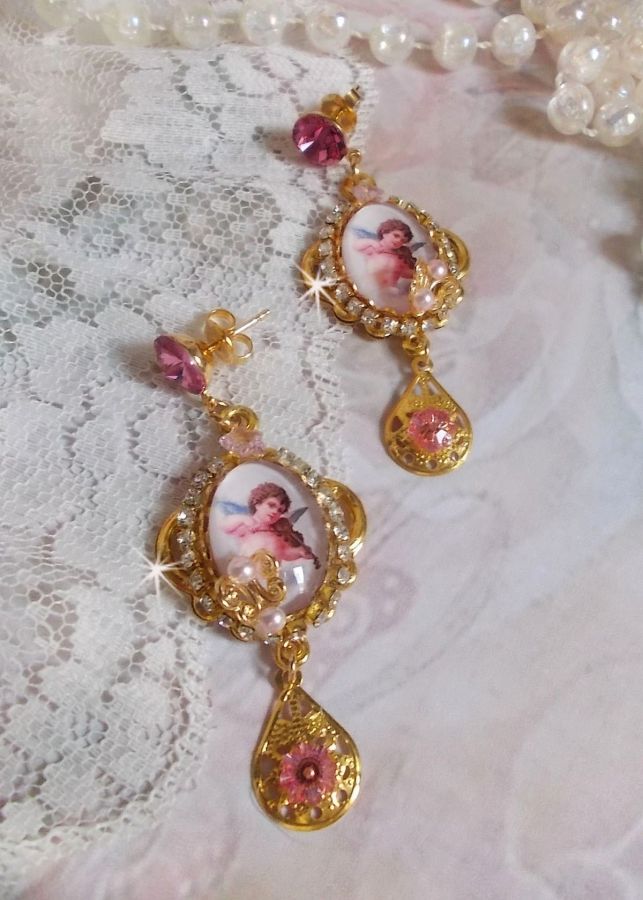 BO Anjos Musicais criados com cabochons PureCrystal, cabochons de lupa, selos e Zircónio Rosa, 