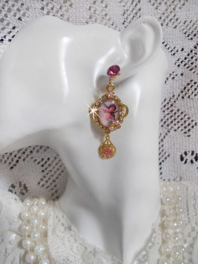 BO Anjos Musicais criados com cabochons PureCrystal, cabochons de lupa, selos e Zircónio Rosa, 