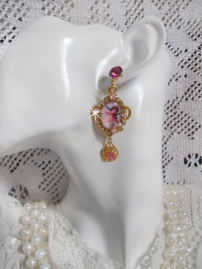 BO Anjos Musicais criados com cabochons PureCrystal, cabochons de lupa, selos e Zircónio Rosa, 