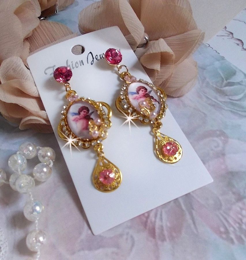 BO Anjos Musicais criados com cabochons PureCrystal, cabochons de lupa, selos e Zircónio Rosa, 