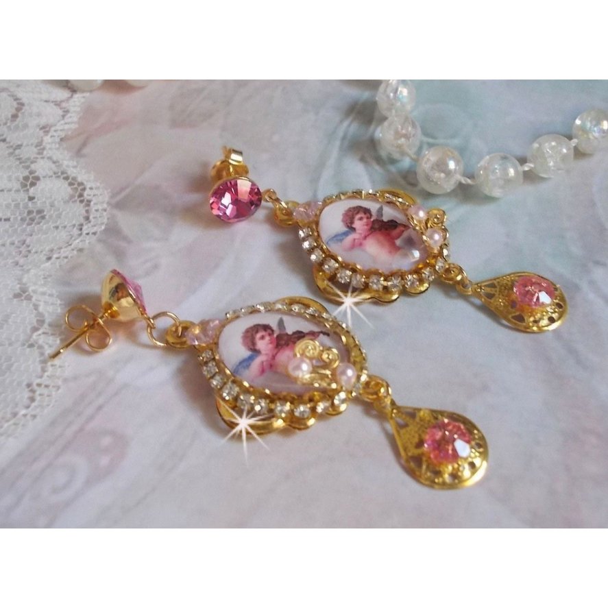 BO Anjos Musicais criados com cabochons PureCrystal, cabochons de lupa, selos e Zircónio Rosa, 