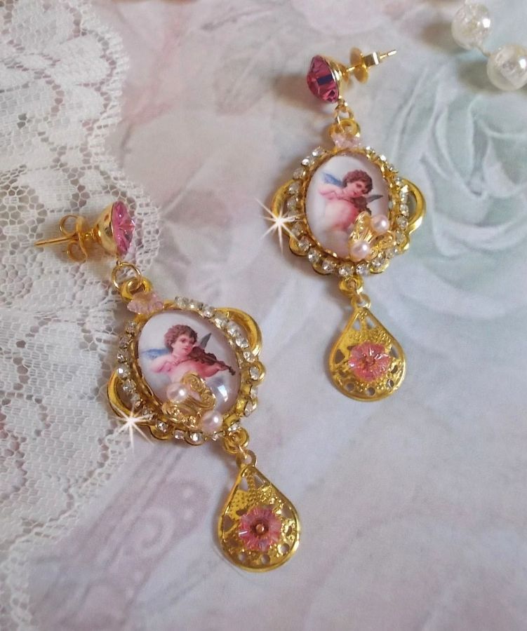 BO Anjos Musicais criados com cabochons PureCrystal, cabochons de lupa, selos e Zircónio Rosa, 