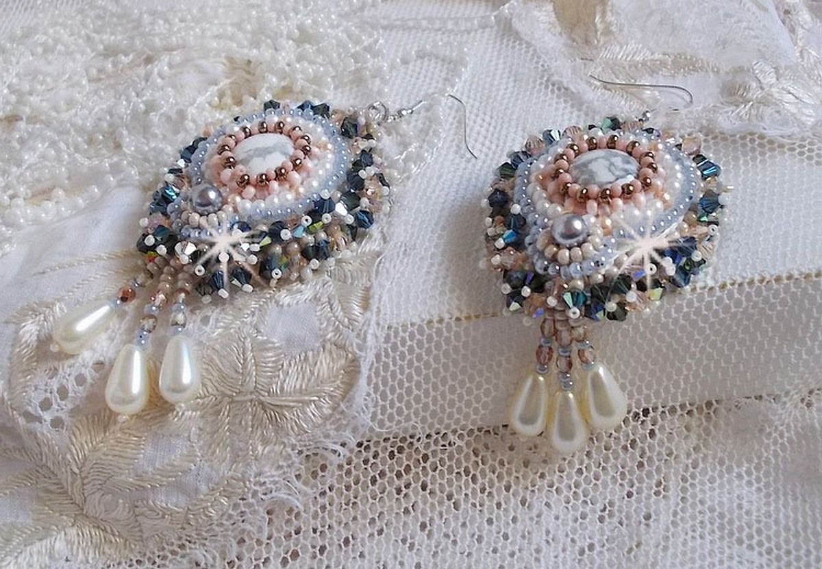 BO Angelique Marquise des Anges Haute-Couture bordada com pedras preciosas (cabochons Howlite brancos), cristais Swarovski e rocailles