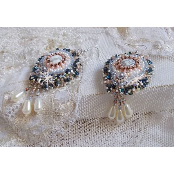 BO Angelique Marquise des Anges Haute-Couture bordada com pedras preciosas (cabochons Howlite brancos), cristais Swarovski e rocailles