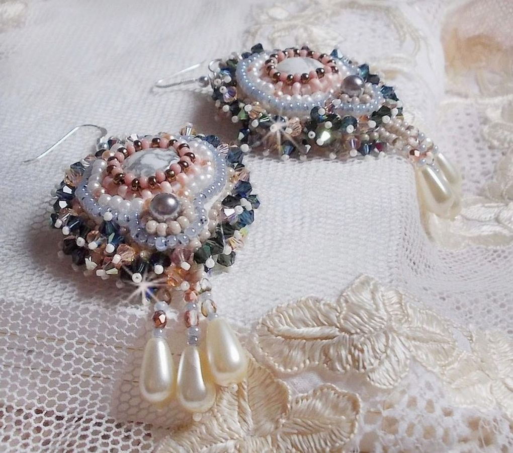 BO Angelique Marquise des Anges Haute-Couture bordada com pedras preciosas (cabochons Howlite brancos), cristais Swarovski e rocailles