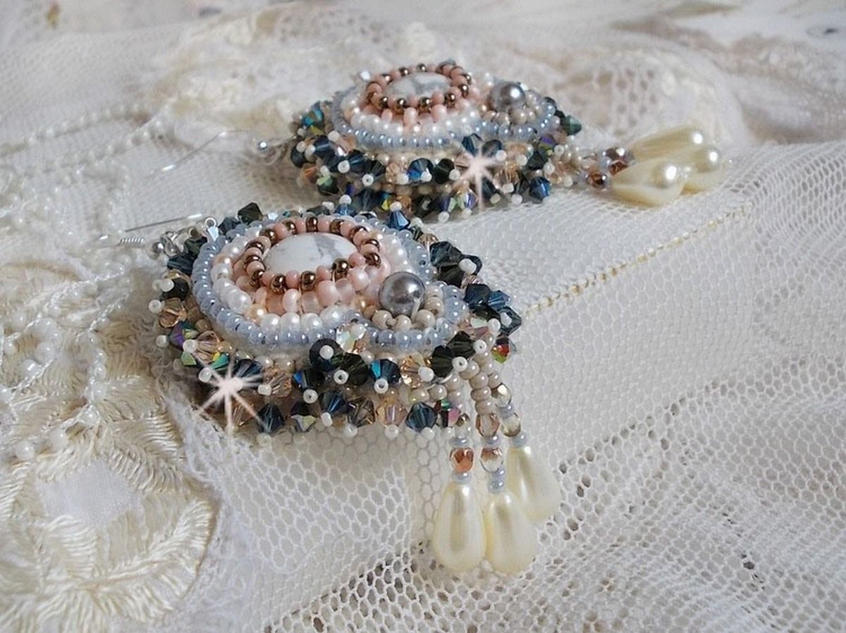 BO Angelique Marquise des Anges Haute-Couture bordada com pedras preciosas (cabochons Howlite brancos), cristais Swarovski e rocailles