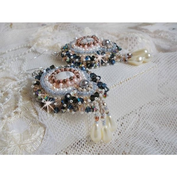 BO Angelique Marquise des Anges Haute-Couture bordada com pedras preciosas (cabochons Howlite brancos), cristais Swarovski e rocailles