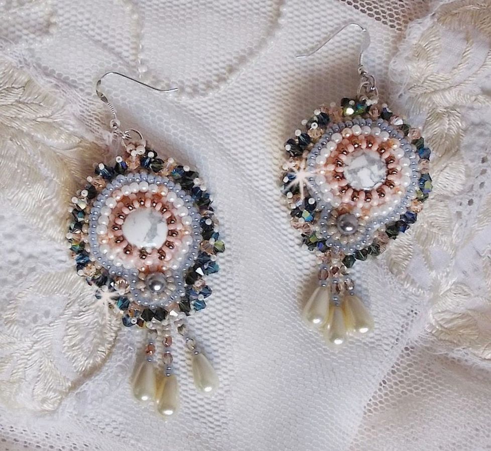 BO Angelique Marquise des Anges Haute-Couture bordada com pedras preciosas (cabochons Howlite brancos), cristais Swarovski e rocailles