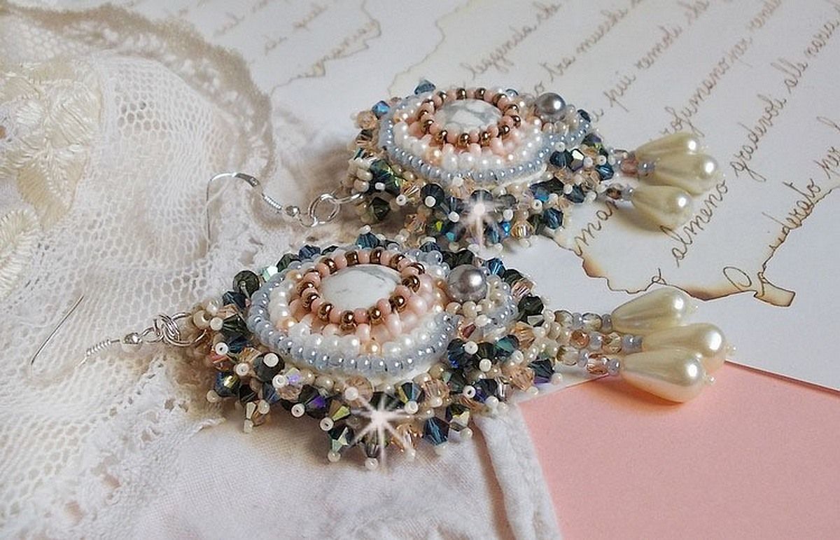 BO Angelique Marquise des Anges Haute-Couture bordada com pedras preciosas (cabochons Howlite brancos), cristais Swarovski e rocailles