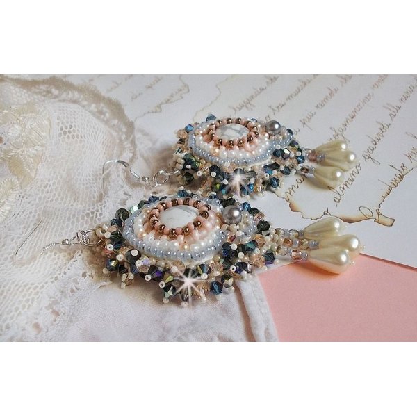 BO Angelique Marquise des Anges Haute-Couture bordada com pedras preciosas (cabochons Howlite brancos), cristais Swarovski e rocailles