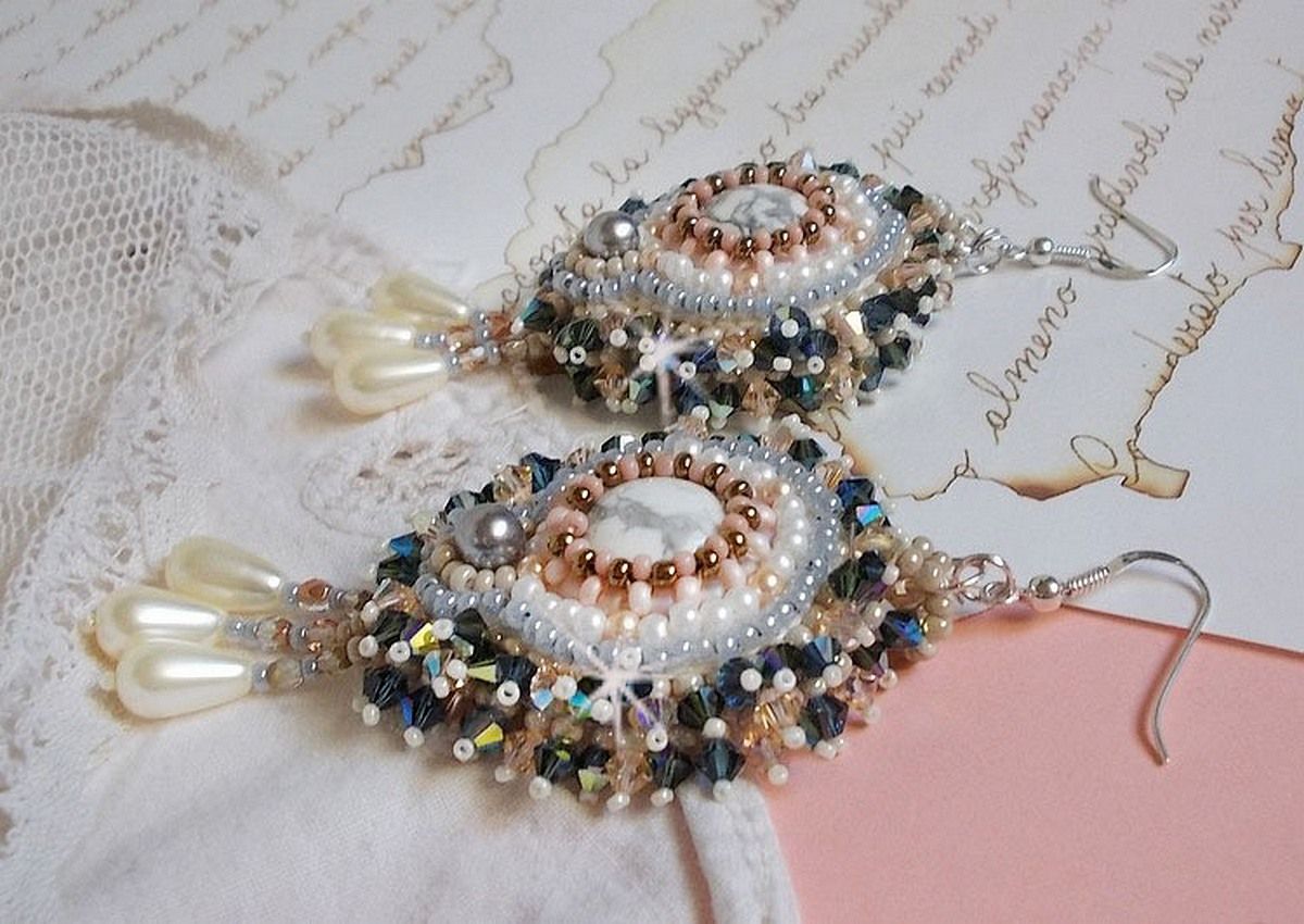 BO Angelique Marquise des Anges Haute-Couture bordada com pedras preciosas (cabochons Howlite brancos), cristais Swarovski e rocailles