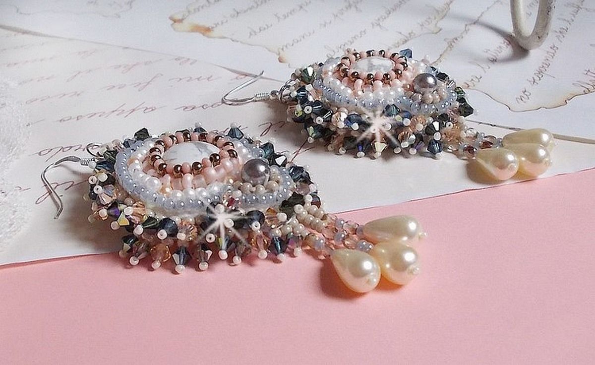 BO Angelique Marquise des Anges Haute-Couture bordada com pedras preciosas (cabochons Howlite brancos), cristais Swarovski e rocailles