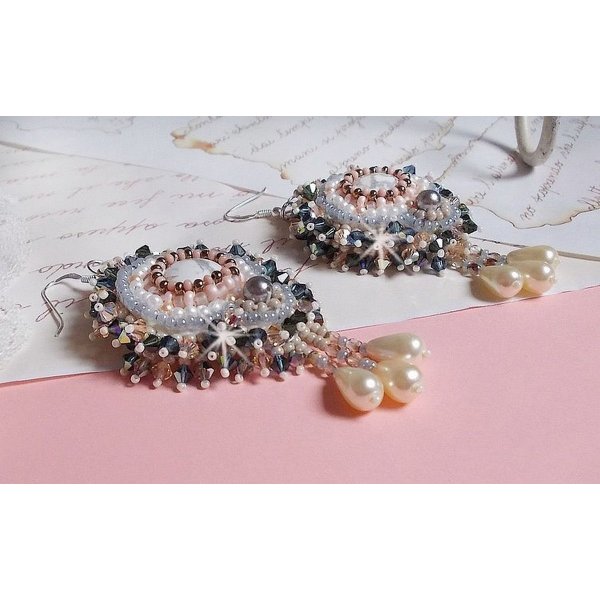 BO Angelique Marquise des Anges Haute-Couture bordada com pedras preciosas (cabochons Howlite brancos), cristais Swarovski e rocailles