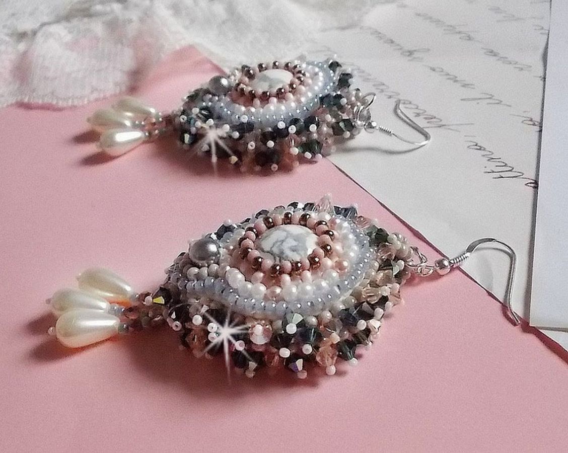 BO Angelique Marquise des Anges Haute-Couture bordada com pedras preciosas (cabochons Howlite brancos), cristais Swarovski e rocailles