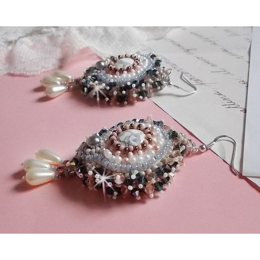 BO Angelique Marquise des Anges Haute-Couture bordada com pedras preciosas (cabochons Howlite brancos), cristais Swarovski e rocailles