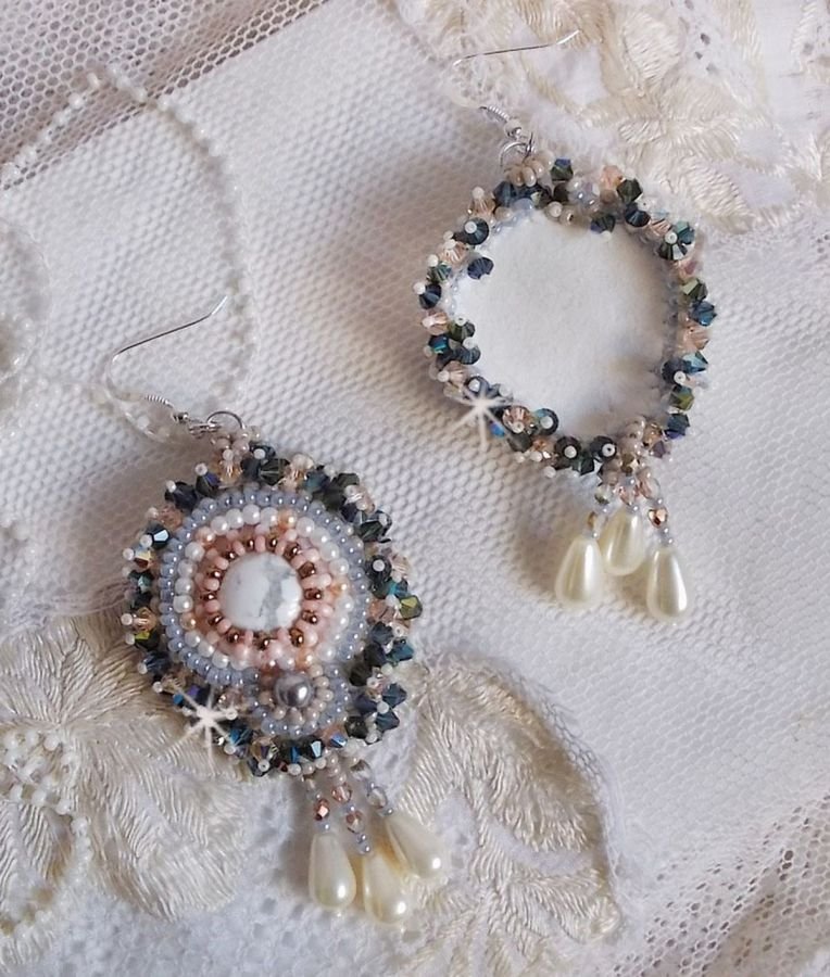 BO Angelique Marquise des Anges Haute-Couture bordada com pedras preciosas (cabochons Howlite brancos), cristais Swarovski e rocailles