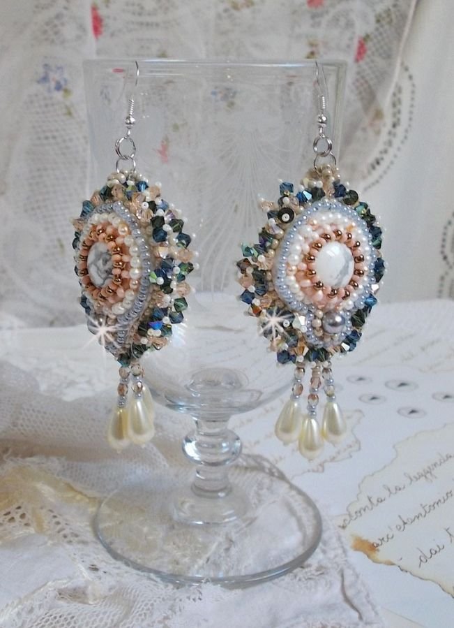 BO Angelique Marquise des Anges Haute-Couture bordada com pedras preciosas (cabochons Howlite brancos), cristais Swarovski e rocailles