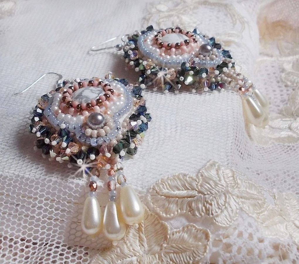 BO Angelique Marquise des Anges Haute-Couture bordada com pedras preciosas (cabochons Howlite brancos), cristais Swarovski e rocailles
