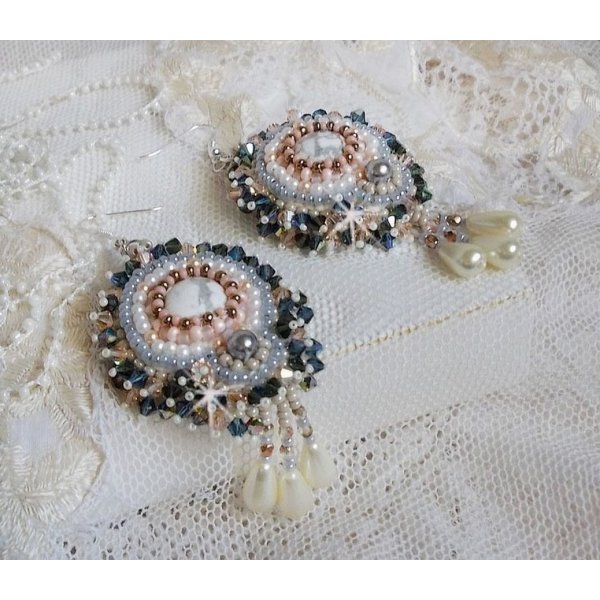 BO Angelique Marquise des Anges Haute-Couture bordada com pedras preciosas (cabochons Howlite brancos), cristais Swarovski e rocailles