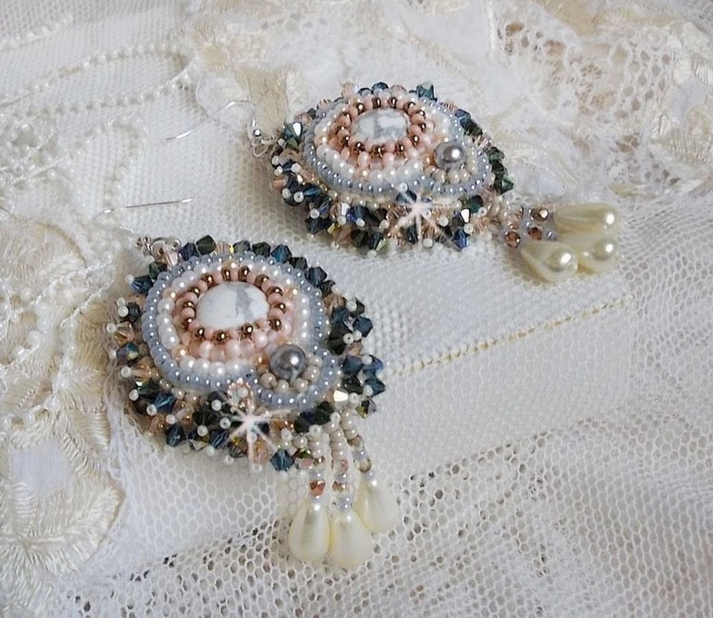 BO Angelique Marquise des Anges Haute-Couture bordada com pedras preciosas (cabochons Howlite brancos), cristais Swarovski e rocailles