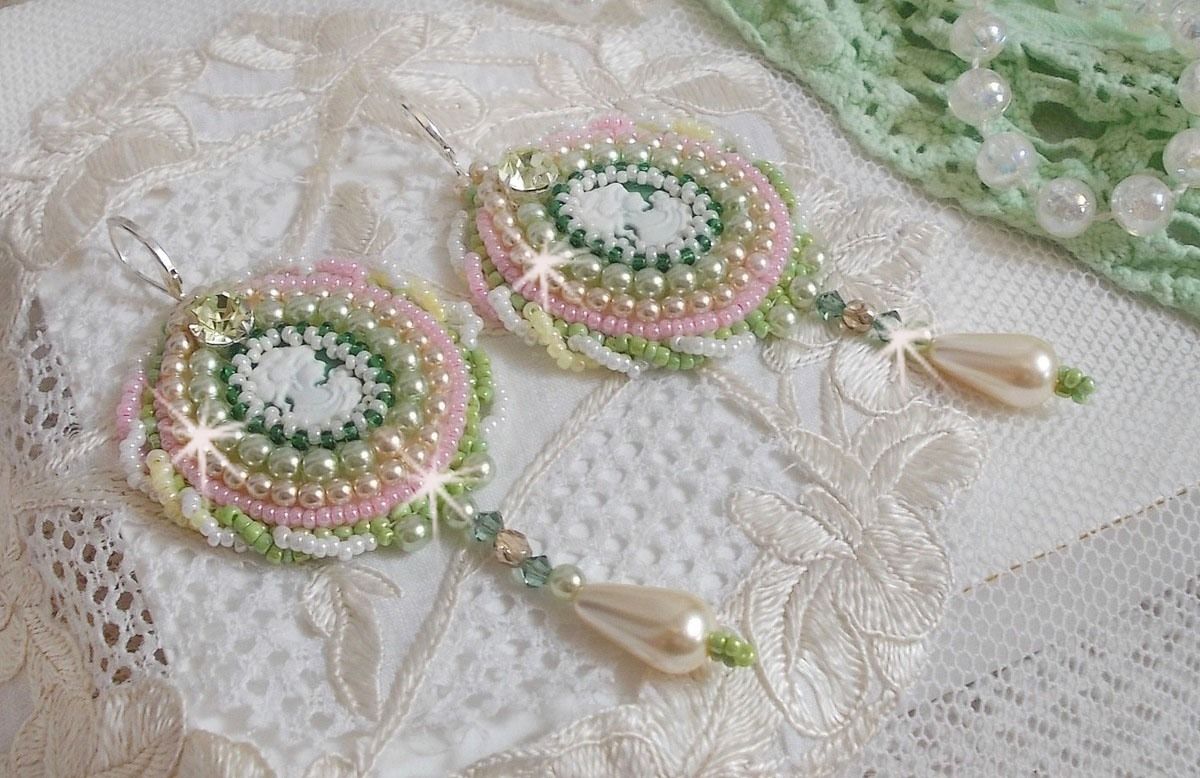 BO Anisse bordada com cabochons de resina com retratos de mulheres, contas de sementes e cristais Swarovski
