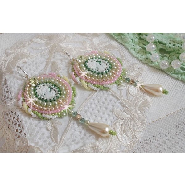 BO Anisse bordada com cabochons de resina com retratos de mulheres, contas de sementes e cristais Swarovski