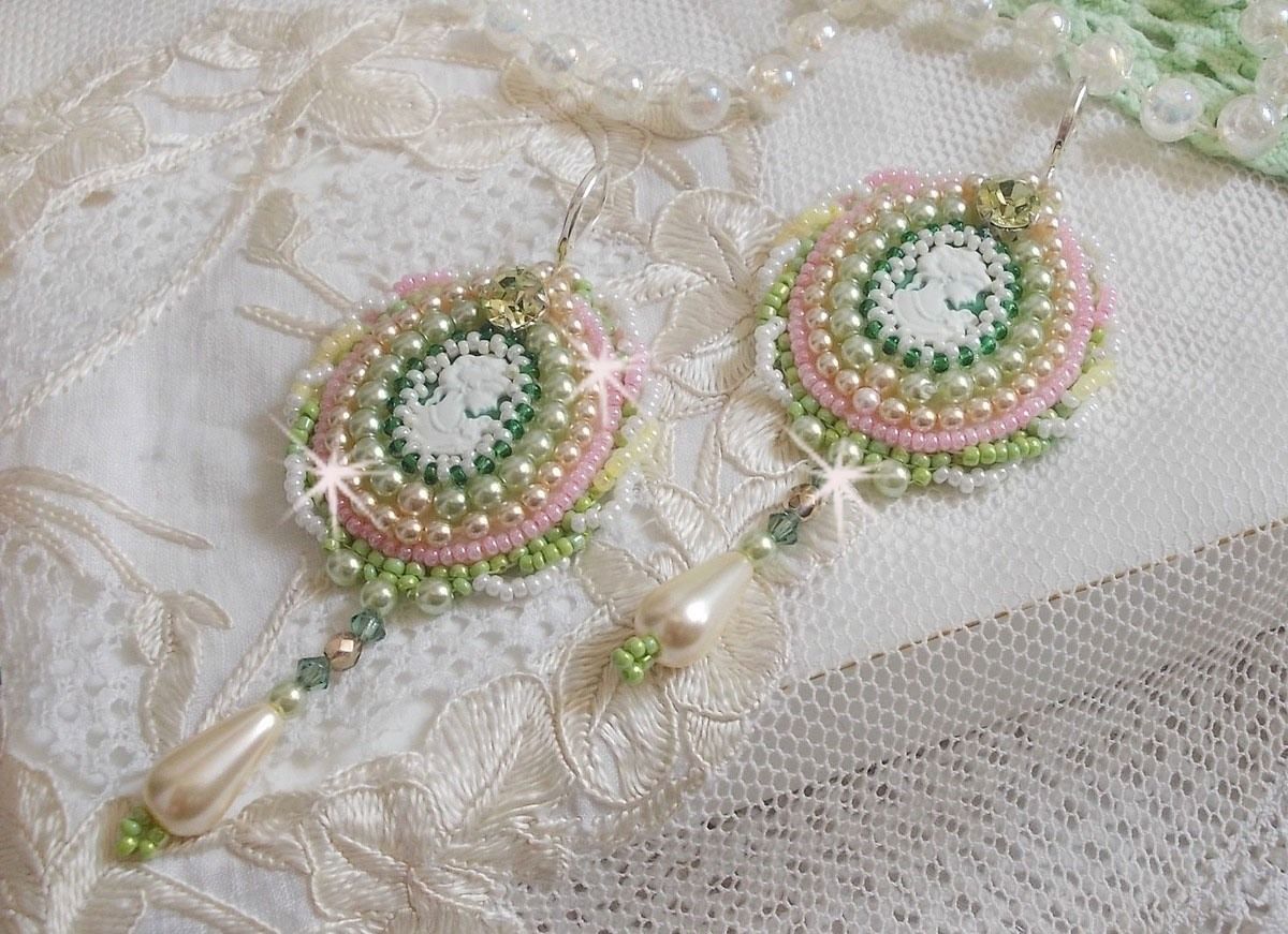 BO Anisse bordada com cabochons de resina com retratos de mulheres, contas de sementes e cristais Swarovski