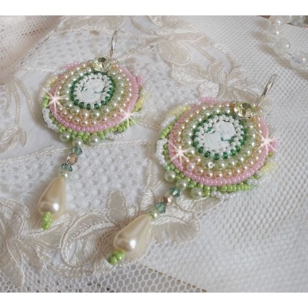 BO Anisse bordada com cabochons de resina com retratos de mulheres, contas de sementes e cristais Swarovski