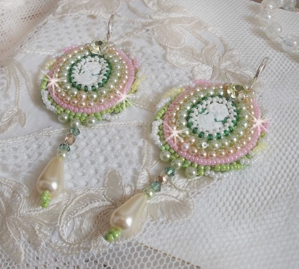 BO Anisse bordada com cabochons de resina com retratos de mulheres, contas de sementes e cristais Swarovski