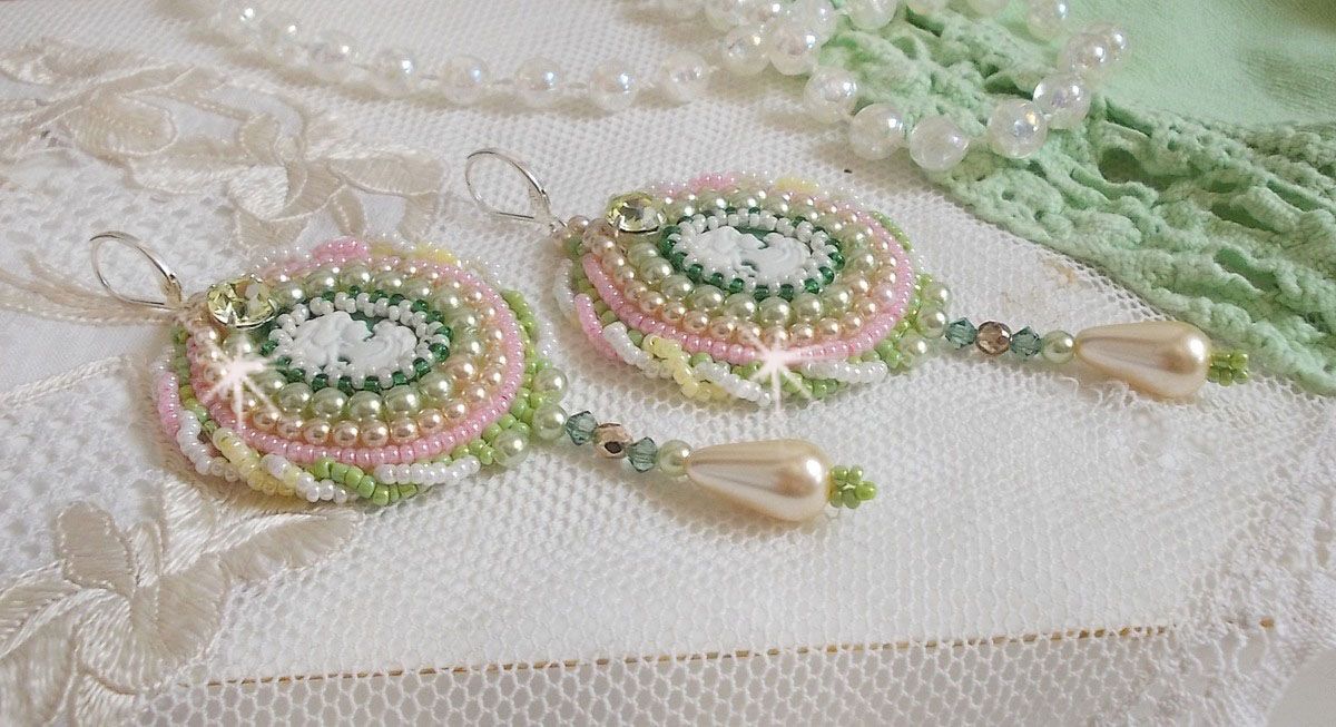 BO Anisse bordada com cabochons de resina com retratos de mulheres, contas de sementes e cristais Swarovski