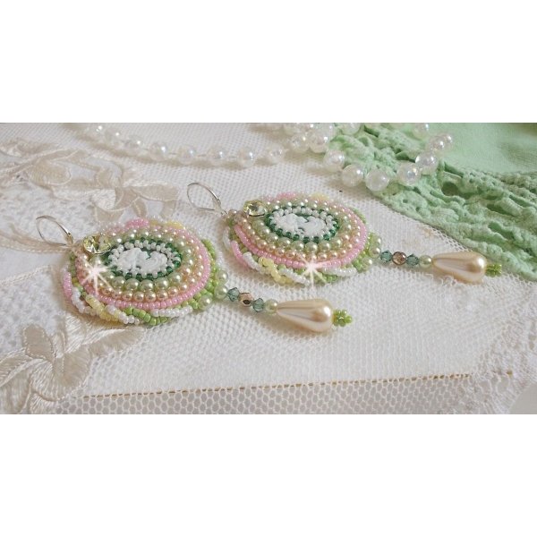 BO Anisse bordada com cabochons de resina com retratos de mulheres, contas de sementes e cristais Swarovski