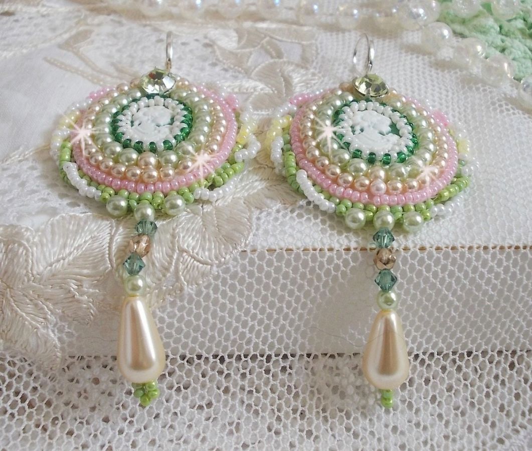 BO Anisse bordada com cabochons de resina com retratos de mulheres, contas de sementes e cristais Swarovski