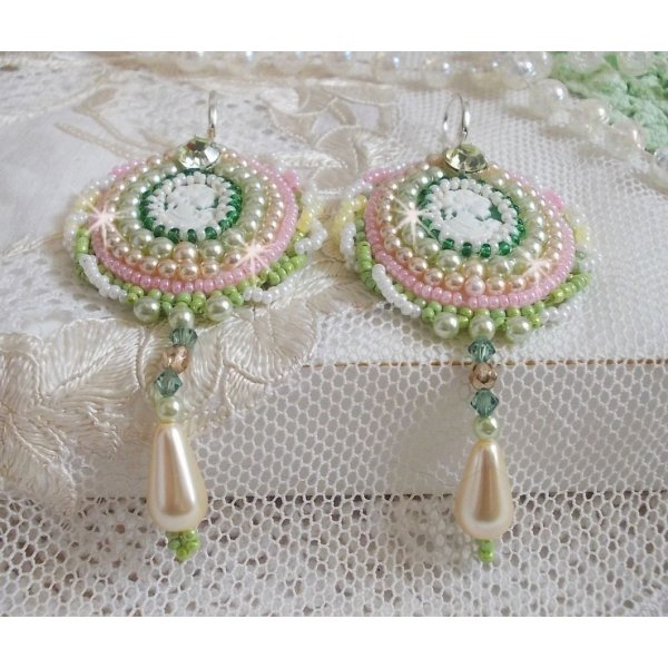 BO Anisse bordada com cabochons de resina com retratos de mulheres, contas de sementes e cristais Swarovski