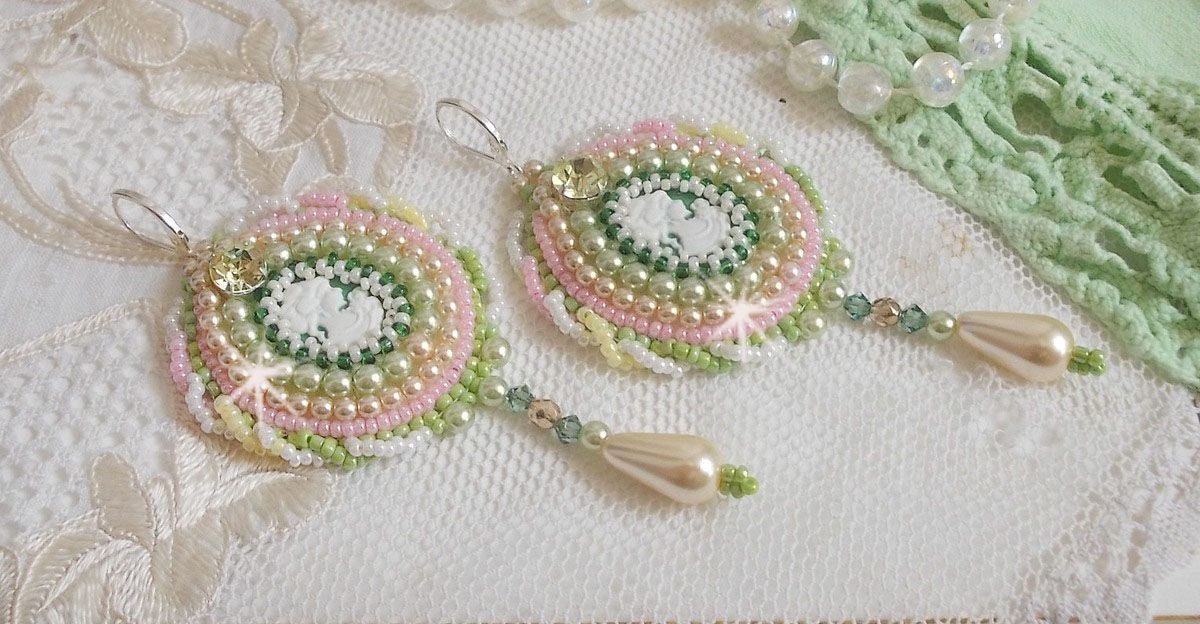 BO Anisse bordada com cabochons de resina com retratos de mulheres, contas de sementes e cristais Swarovski