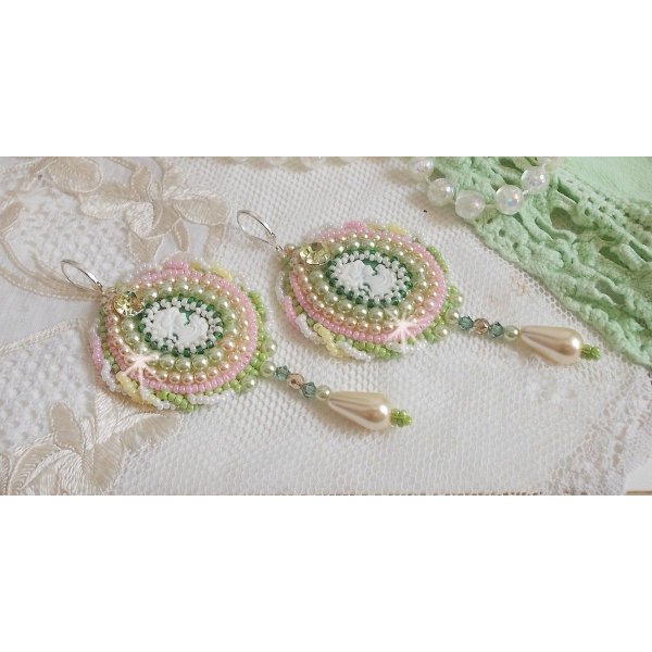 BO Anisse bordada com cabochons de resina com retratos de mulheres, contas de sementes e cristais Swarovski